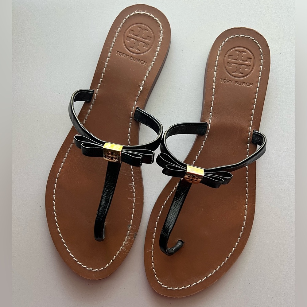 Tory Burch Women's 9.5M Leighanne Black Patent Thongs Bow Gold Logo Sandals